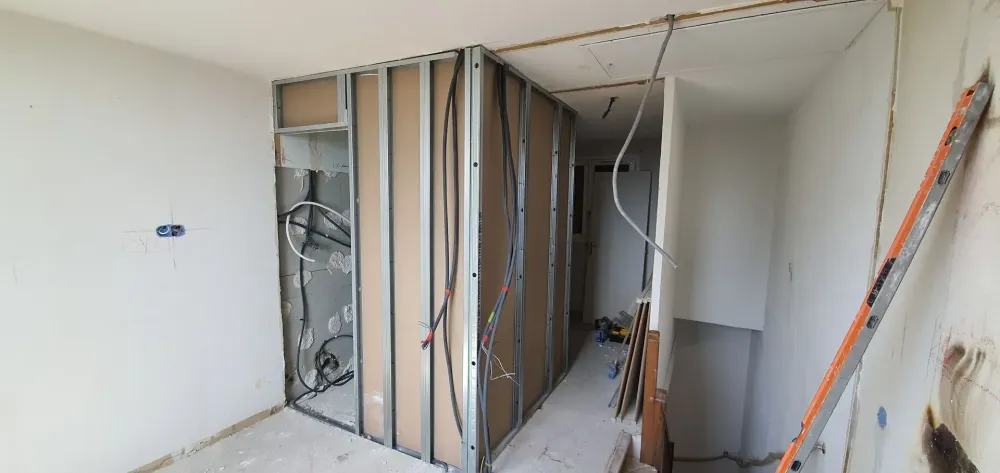 Pose de cloisons et faux plafonds avec ARP